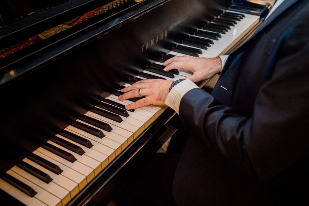 man playing piano at columbus ohio westin wedding